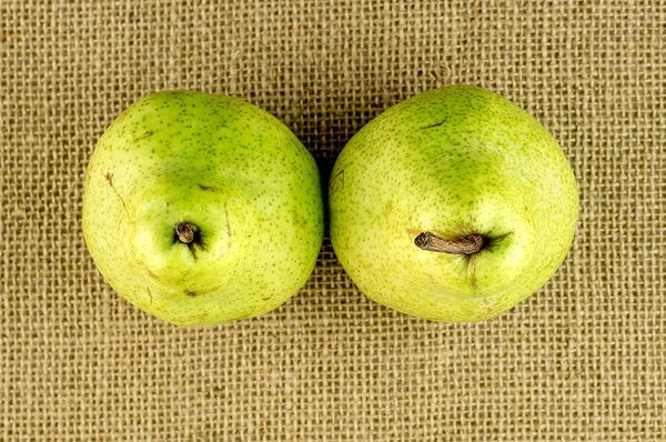 Luchtfoto van twee groene peren met bruine stengels — Stockfoto