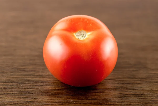 Macro di succulento pomodoro succoso su fondo di legno — Foto Stock