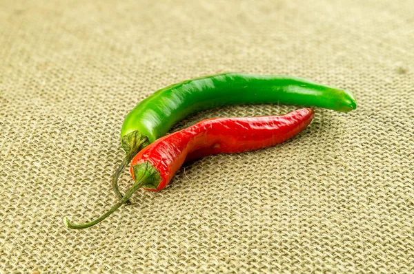 Červené a zelené odrůdy chilli — Stock fotografie