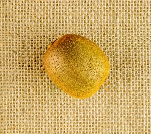 AERIAL-uttaget på gyllene brun ekologisk kiwifrukt Royaltyfria Stockbilder