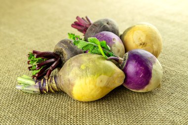 Çeşitli sağlıklı şalgam ve ülke stil karşı kırmızı pancar