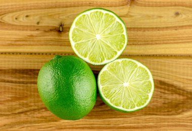 Yuvarlak yeşil ekşi limes ahşap tahta karşı