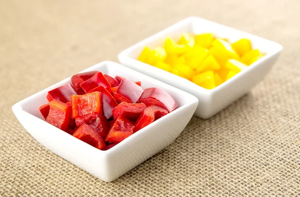 Pimenta vermelha picante e pimentas amarelas de sabor suave — Fotografia de Stock