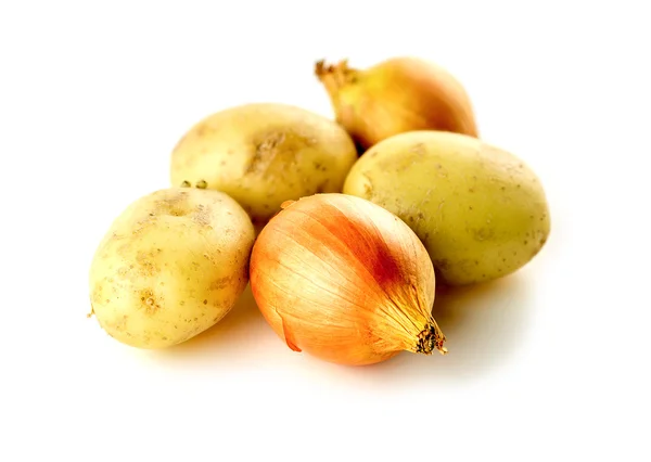 Výživné neloupaná cibule a brambory, izolované na bílém — Stock fotografie