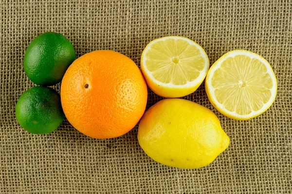 Verscheidenheid-citroen, limoen en sinaasappel van citrusvruchten — Stockfoto