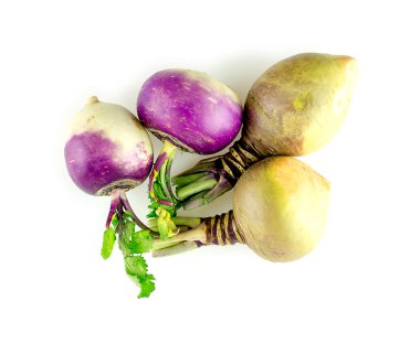 Çiğ, çiğ salata şalgam beyaz arka plan üzerinde