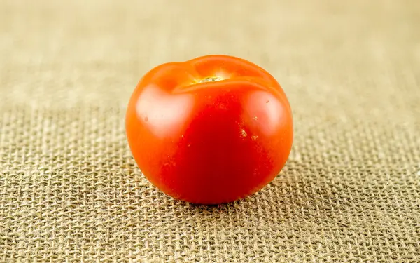 Macro de jugoso tomate redondo — Foto de Stock