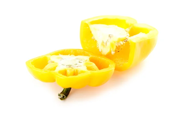 Beyaz izole tohumları ile içinde sarı kırmızı biber — Stok fotoğraf