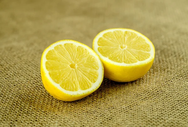 小さなレモン半分のマクロ — ストック写真