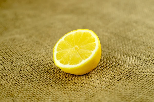 Limão meio pronto para juicing — Fotografia de Stock