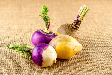 Şalgam ve İsveçliler rustik ayarı yığını