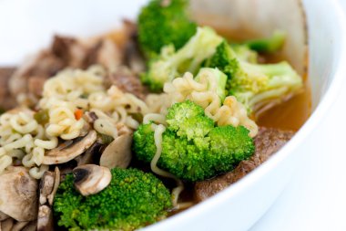 Sığır eti ve sebze ev yapımı Japon ramen