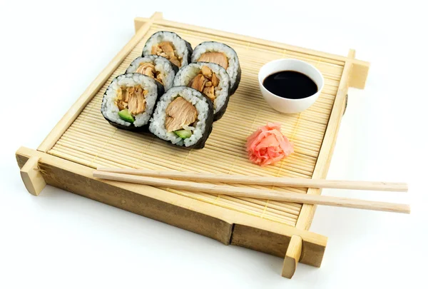 Sushi au poulet Teriyaki sur plateau de bambou rustique avec sauce soja et — Photo