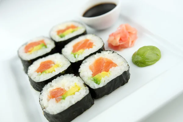 Primer plano de los rollos de sushi maki de salmón fresco con jengibre, wasabi y — Foto de Stock
