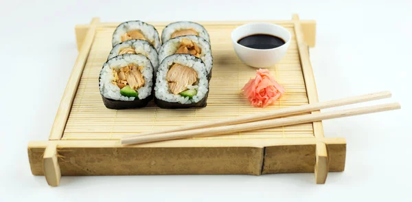 Rouleaux de maki de poulet au gingembre mariné et sauce soja sur un rustique — Photo