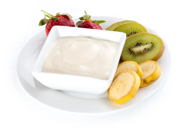 Изолированная миска йогурта со свежей клубникой, киви и бананом — стоковое фото
