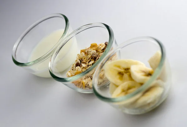 Colazione sana con latte, muesli tostato e fette di banana — Foto Stock