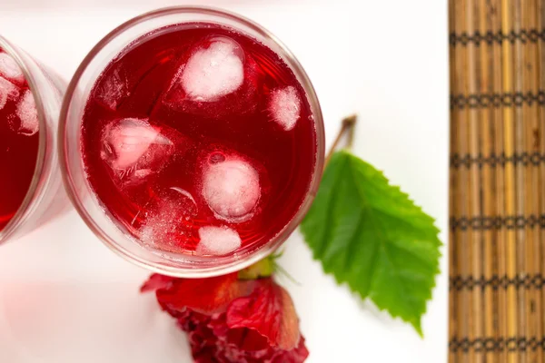 Rose and hibiscus iced tea — Stock Photo, Image