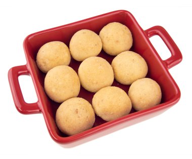 Hint laddu tatlılar üzerinde beyaz izole kırmızı bir tabak içinde