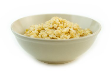 Bütün kahverengi pirinç bir kase pişmiş