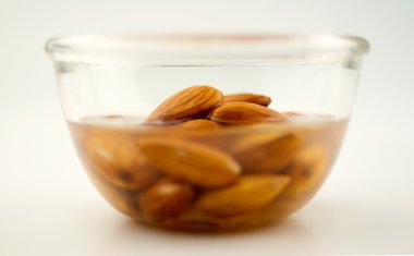 Suda etkinleştirilmekte olan badem