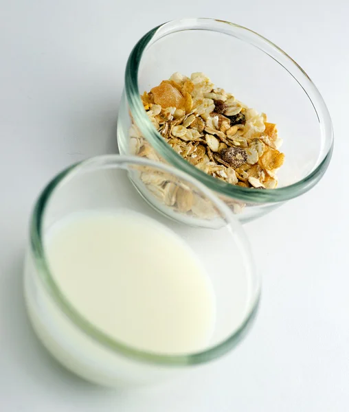 Muesli tostati leggeri e sani e colazione a base di latte magro in piccole quantità — Foto Stock