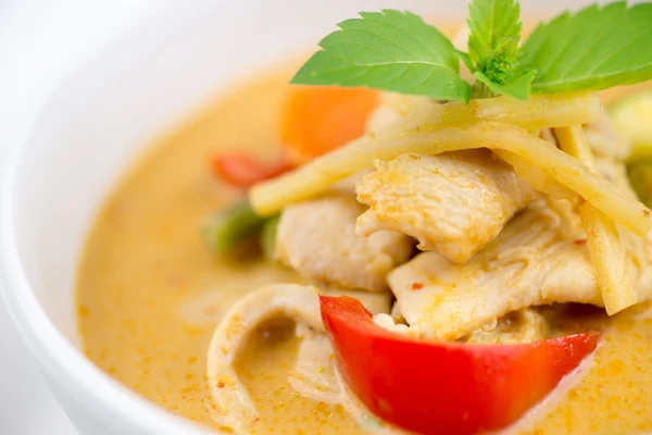 Nahaufnahme von Thai Chicken Red Curry mit gemischtem Gemüse — Stockfoto