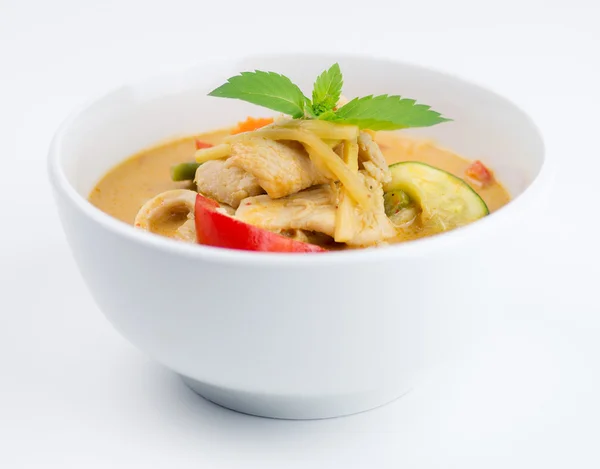 Schüssel thailändisches Huhn rotes Curry isoliert auf weißem Hintergrund — Stockfoto