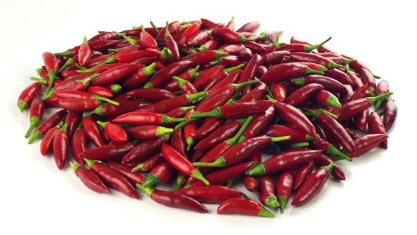 Hromadu červené chilli papričky, izolované na bílém — Stock fotografie