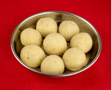 Hint laddoo kırmızı masa örtüsü karşı bir gümüş tabak içinde davranır