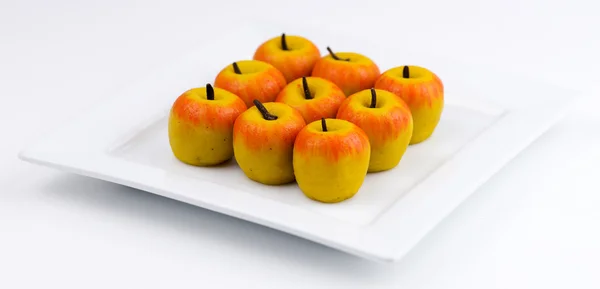 Beyaz arka plan üzerinde barfi geleneksel Hint elma şeklinde