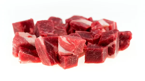 Macro de pedaços cortados em cubos de carne crua de cordeiro e de carneiro, isolados em wh — Fotografia de Stock