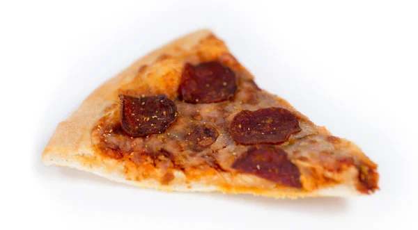 Fetta di pizza di salame piccante raffermo — Foto Stock