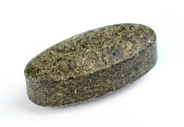 Buğday çimi spirulina superfood tablet üzerinde beyaz izole