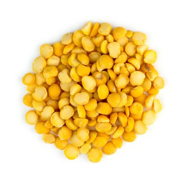 Sarı chana bezelye whit karşı izole yığını closeup