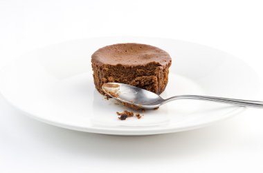 Kirli kaşık yarısı yenmiş lezzetli çikolatalı kek kek