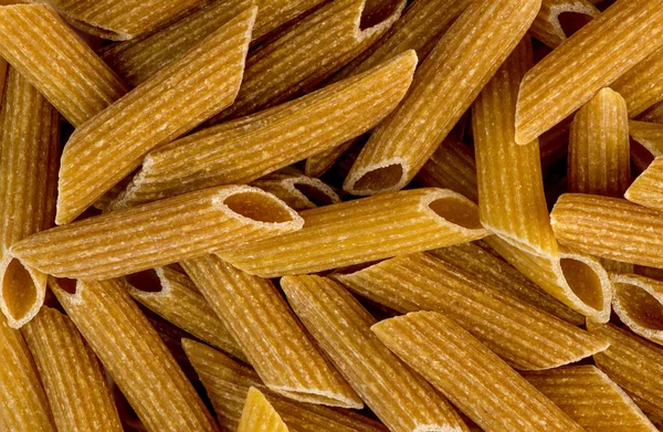 Makro-Nahaufnahme Hintergrund Textur von Vollkorn Rigatoni Nudeln — Stockfoto