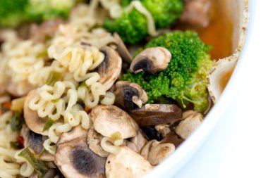 Sağlıklı Japon ramen noodle sebzeli