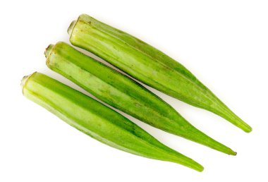 Beyaz izole taze yeşil bamya