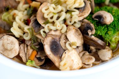 Japon ramen noodles sebze ve et suyu ile makro