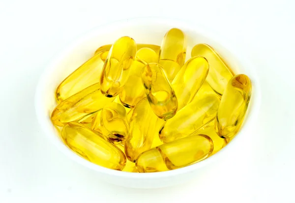 Cápsulas de superalimentos de aceite de pescado natural sobre blanco — Foto de Stock