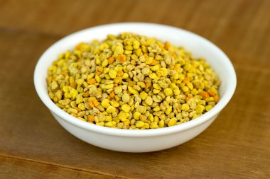 Arı polen portre ahşap masa üzerinde beyaz kase