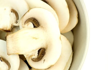 Pizza tepesi olarak dilimlenmiş mantar