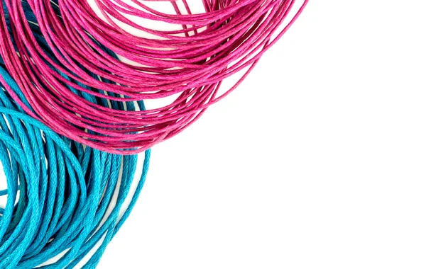 Élénk kék és rózsaszín string kötelet, fehér copyspace — Stock Fotó