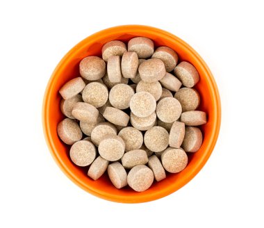 Turuncu bitkisel multi vitamin hapı tablet beyaz karşı