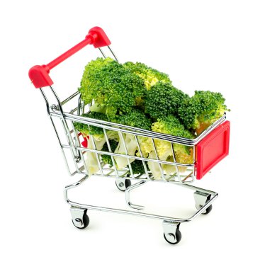 Taze kesilmiş yeşil brokoli mini alışveriş trol içinde stüdyo çekim