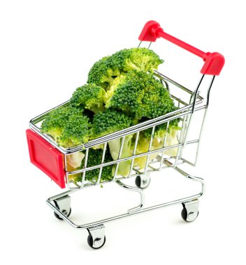 Alışveriş sepeti içinde büyük boy brokoli