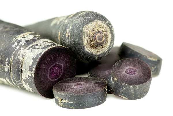 Beyaz arka plan dokusu üzerinde izole mor havuç kesim