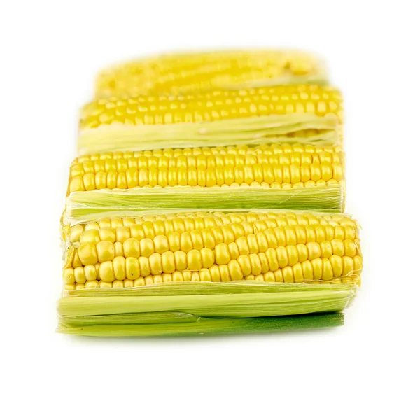 Свіжа кукурудза ізольована на білому — стокове фото