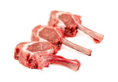 İzole kuzu pirzolası makro üzerine beyaz çiğ